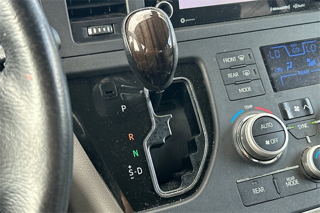 2018 Toyota Sienna XLE photo 23