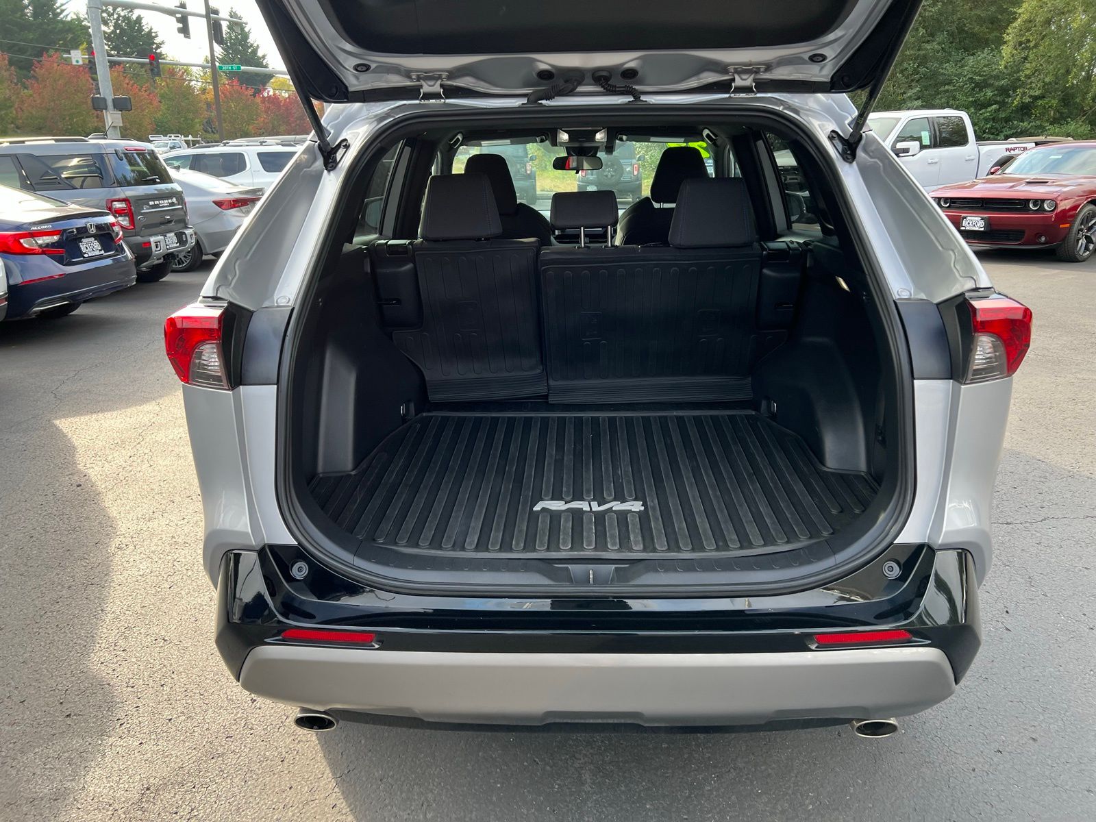 2023 Toyota RAV4 Hybrid SE photo 7