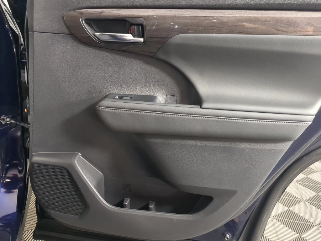 2022 Toyota Highlander Limited photo 19
