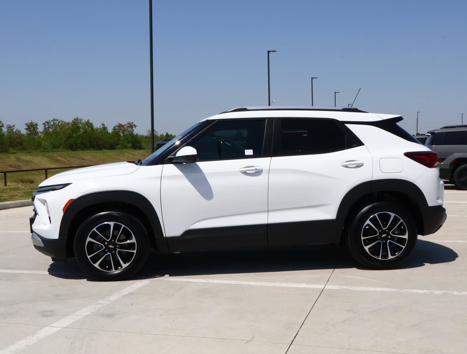 2024 Chevrolet Trailblazer LT photo 2