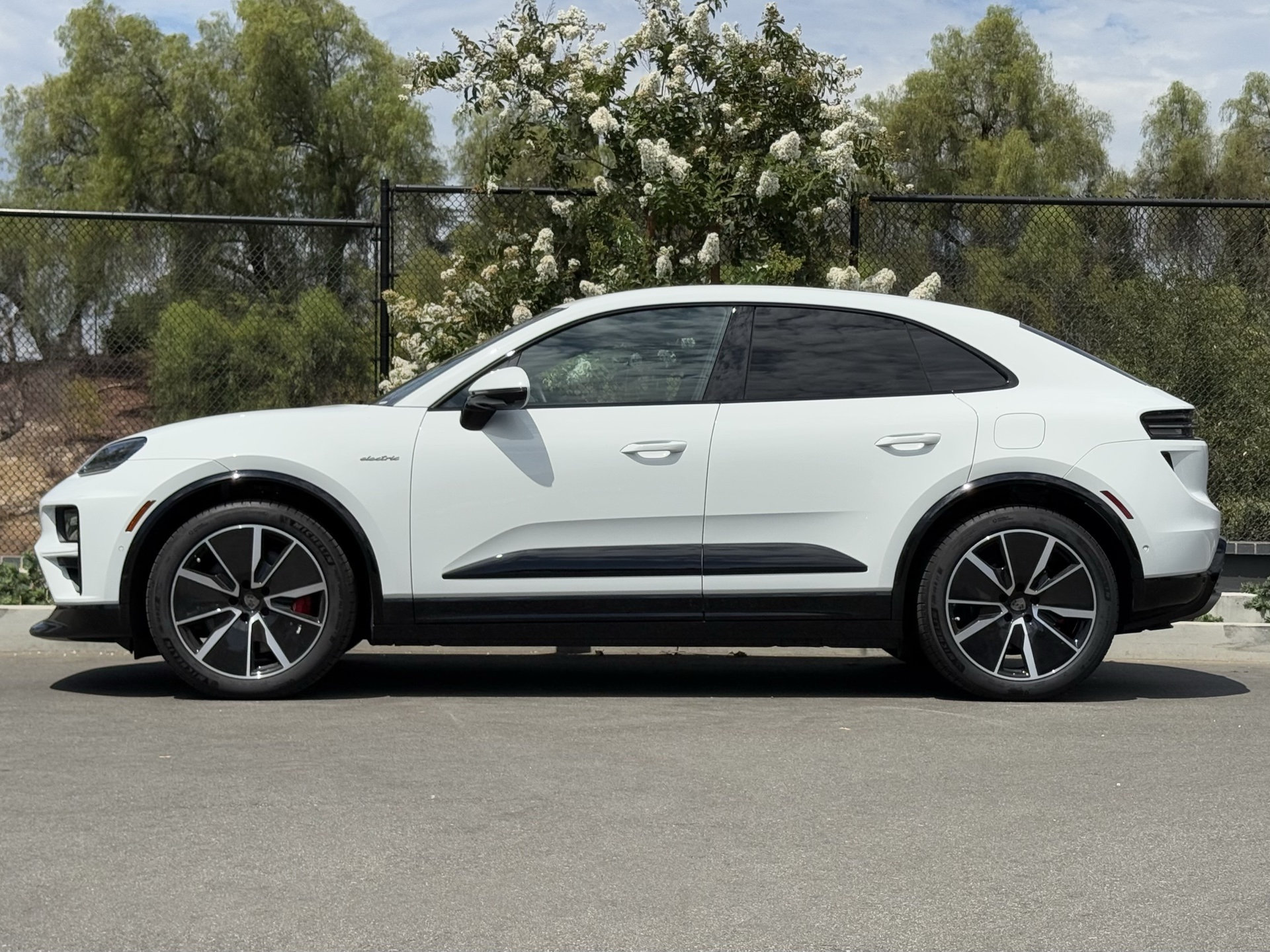 2024 Porsche Macan Electric Turbo photo 2