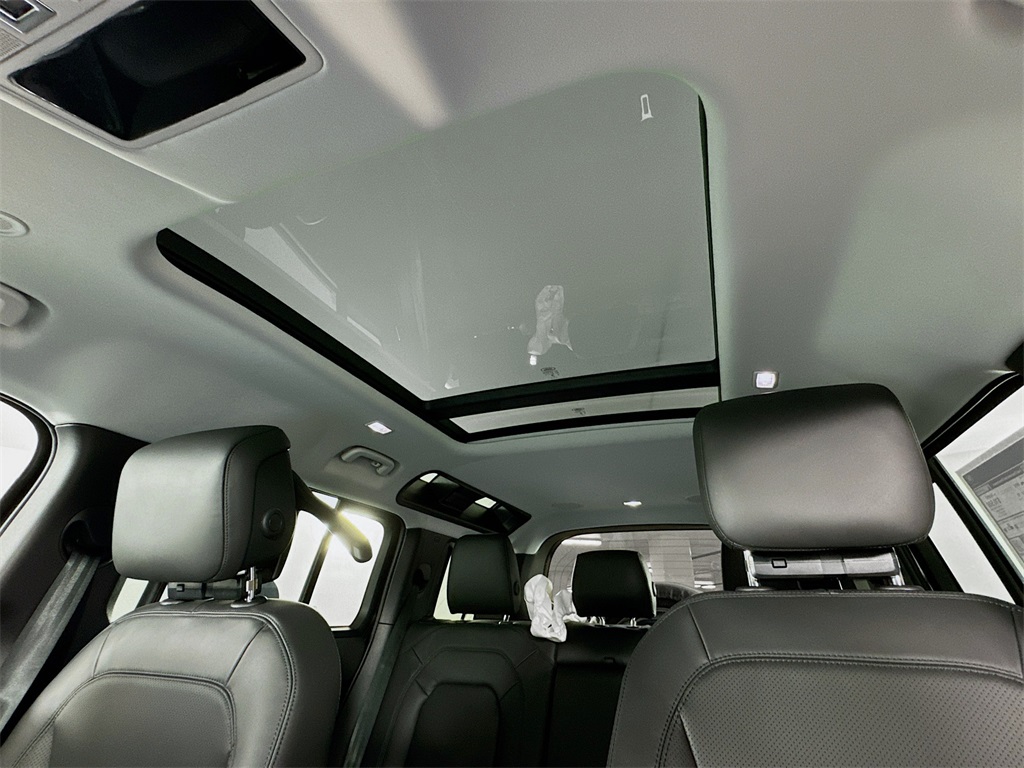 2025 Land Rover Defender 110 X-Dynamic SE photo 11