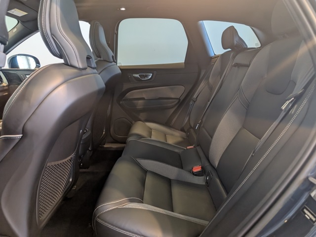 2022 Volvo XC60 R-Design photo 23