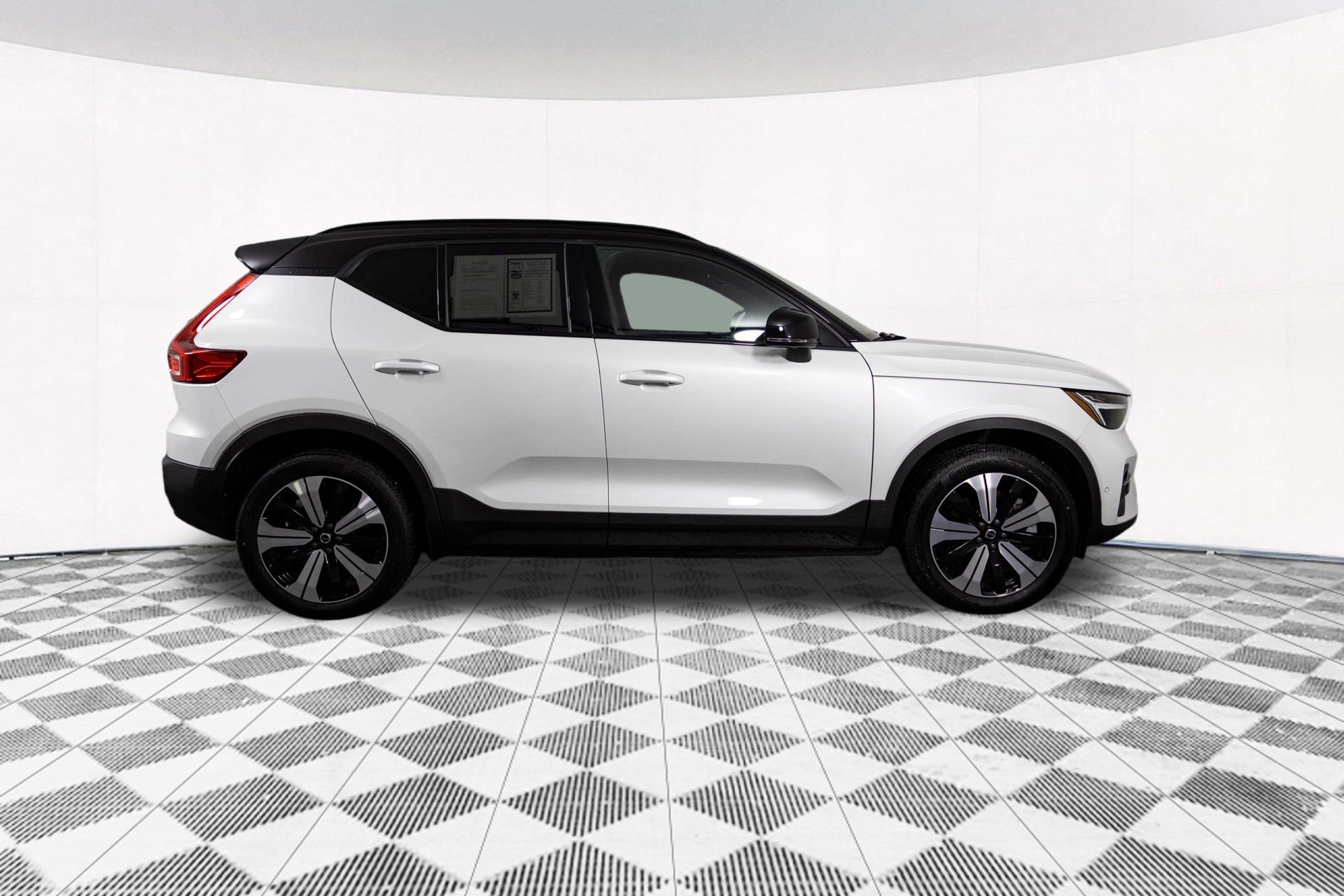 2023 Volvo XC40 Recharge Plus photo 7