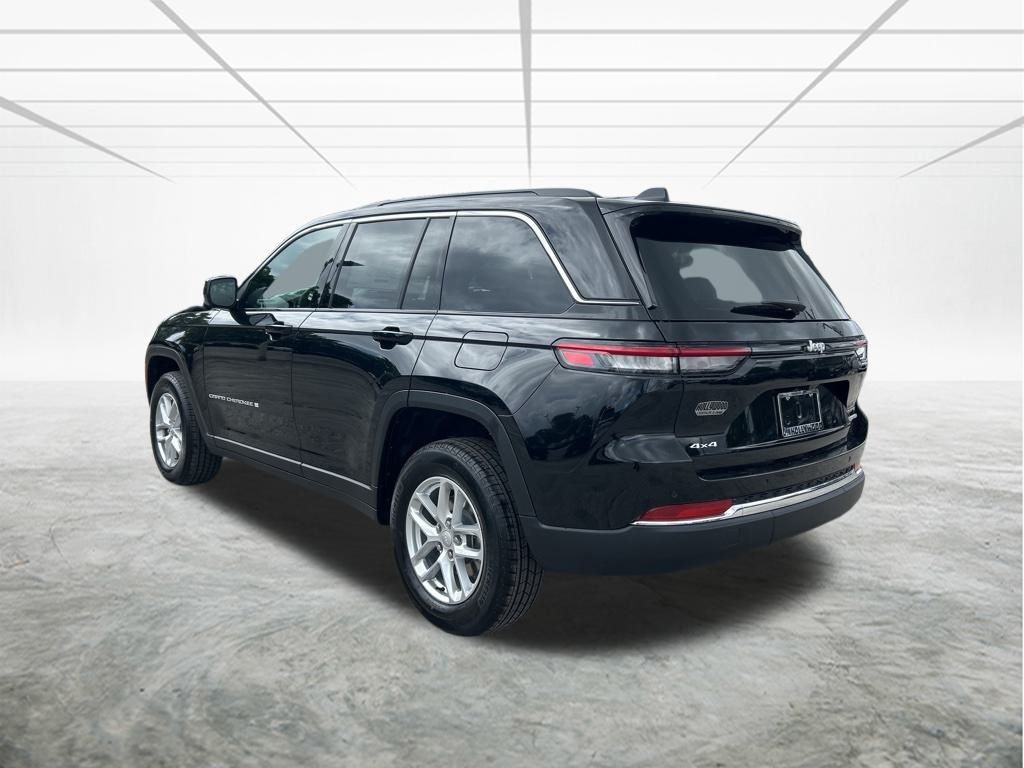 2025 Jeep Grand Cherokee Laredo photo 4