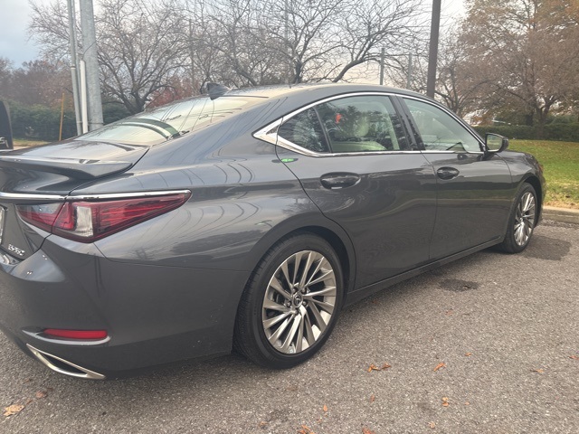 2022 Lexus ES 350 Ultra Luxury photo 3
