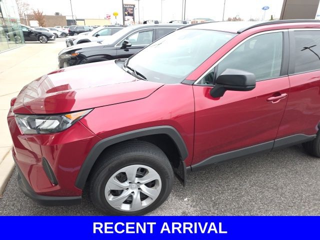 2021 Toyota RAV4 LE photo 2
