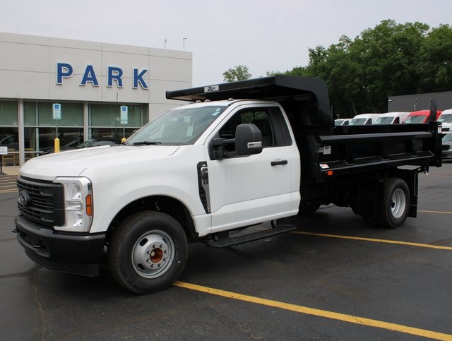2025 Ford F-350 Super Duty Chassis Cab XL's photo