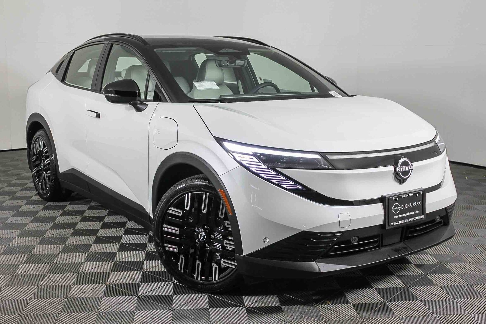 2026 Nissan LEAF Platinum+'s photo