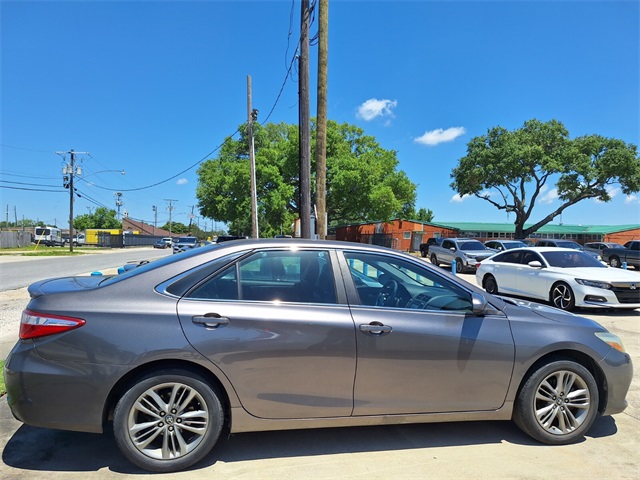 2016 Toyota Camry SE photo 4