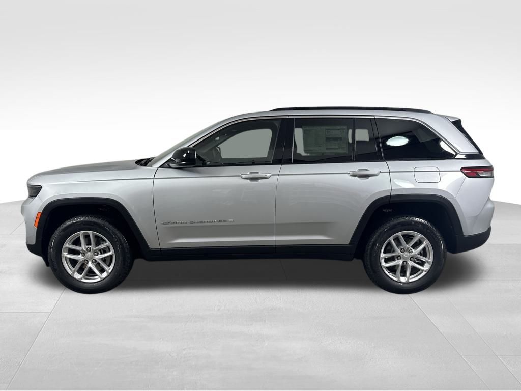 2025 Jeep Grand Cherokee Laredo photo 3