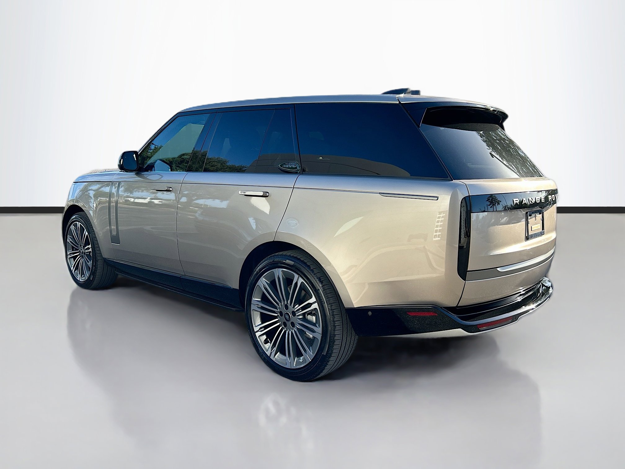 2025 Land Rover Range Rover SE photo 3
