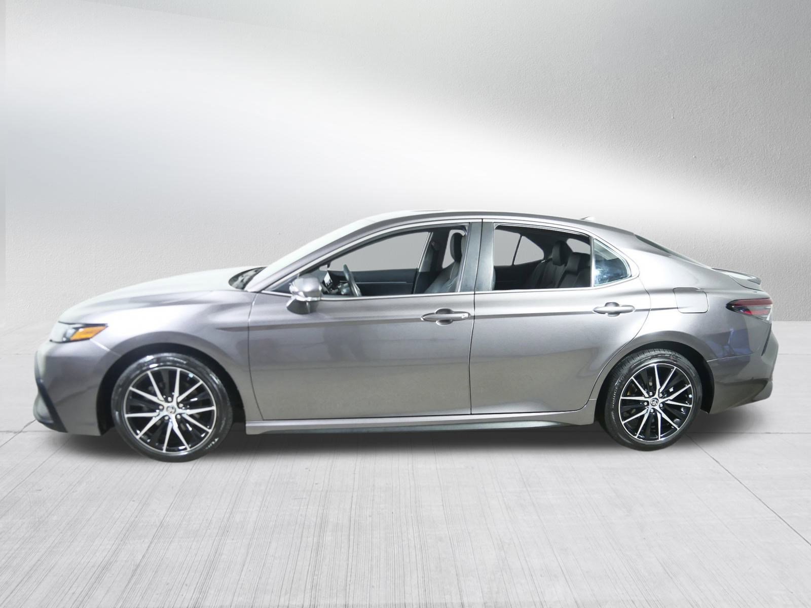 2022 Toyota Camry SE photo 4