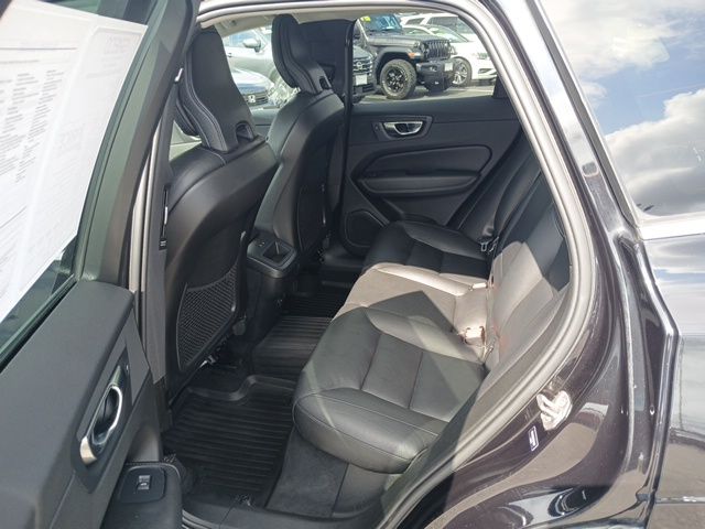 2022 Volvo XC60 B5 Momentum photo 10
