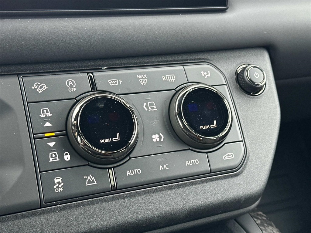 2025 Land Rover Defender 110 photo 4