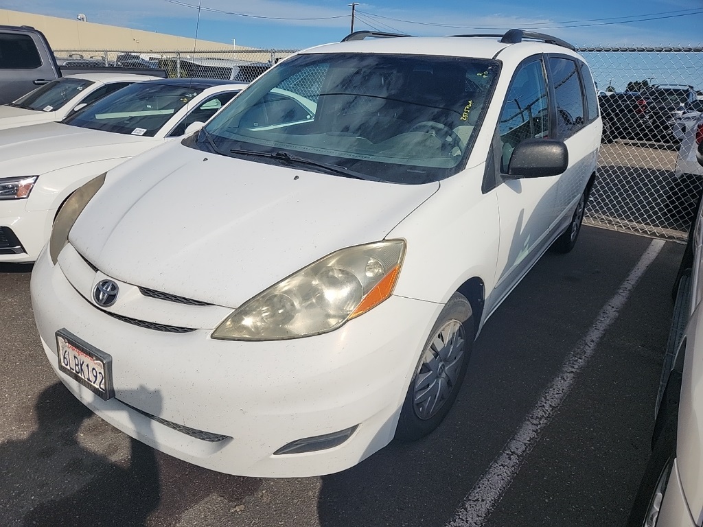 2010 Toyota Sienna LE photo 3
