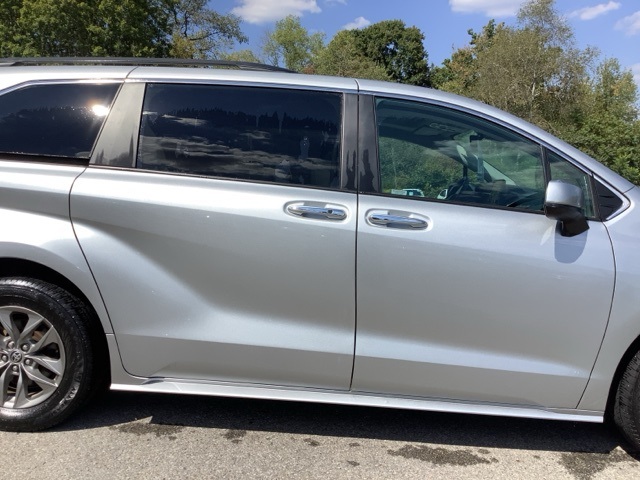 2024 Toyota Sienna XLE photo 6