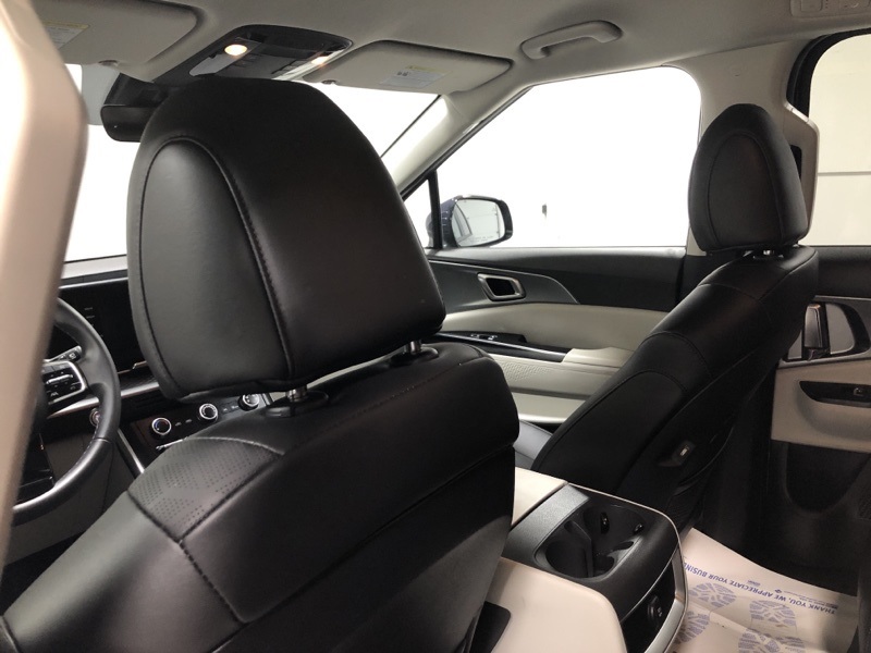 2024 Kia Carnival LX photo 16