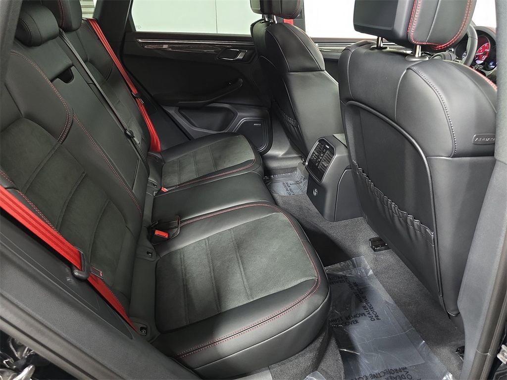 2026 Porsche Macan GTS photo 21