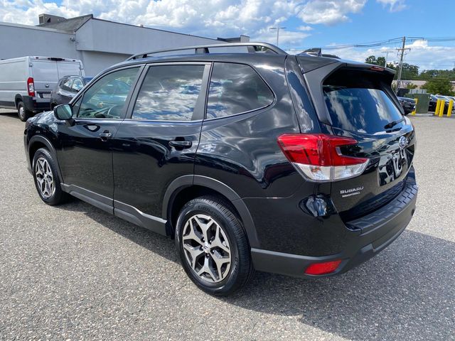 2022 Subaru Forester Premium photo 4
