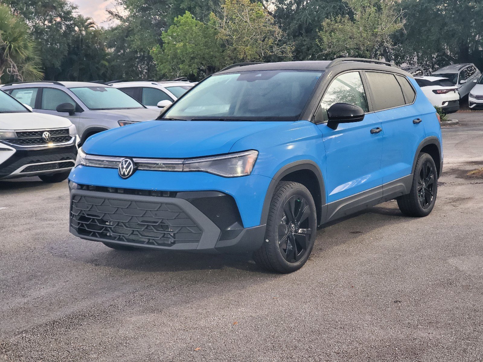 2025 Volkswagen Taos SE photo 3