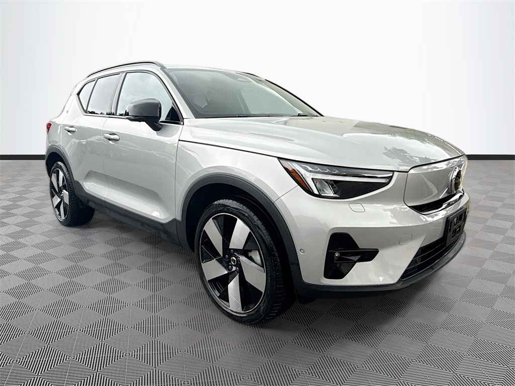 2023 Volvo XC40 Recharge Twin Plus photo 2