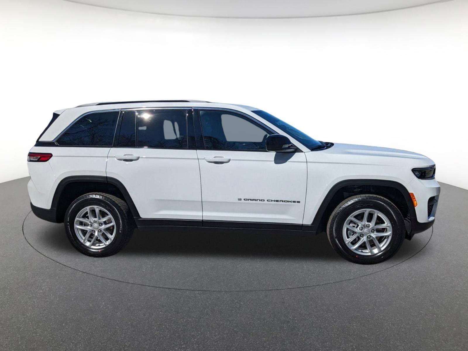 2025 Jeep Grand Cherokee Laredo X photo 2