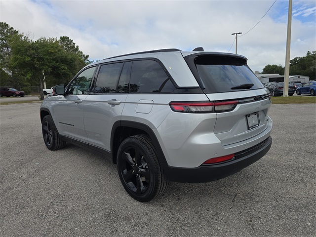 2025 Jeep Grand Cherokee Limited photo 2