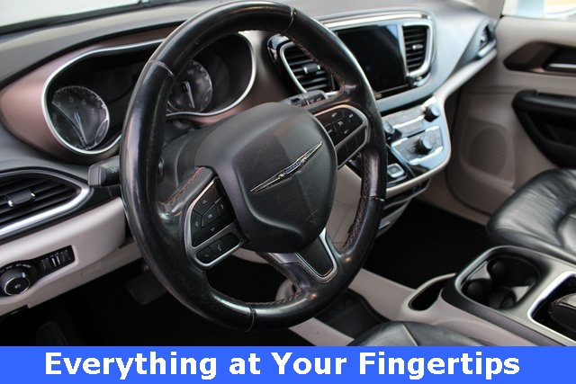 2017 Chrysler Pacifica Touring Plus photo 2