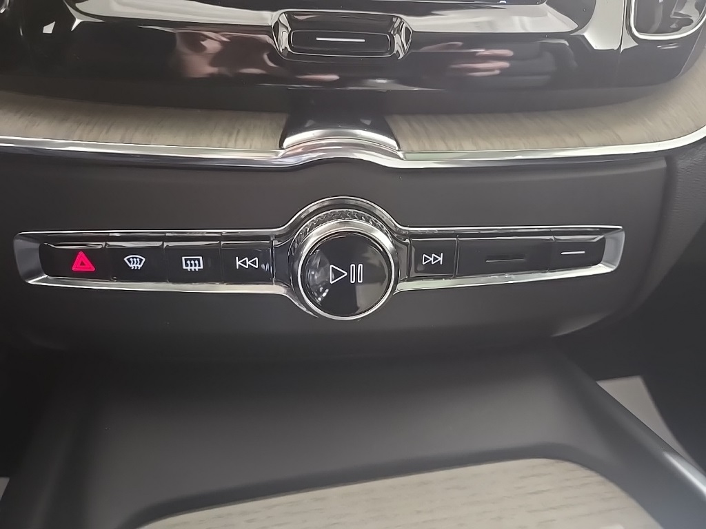 2021 Volvo XC60 Recharge Hybrid T8 Inscription photo 14