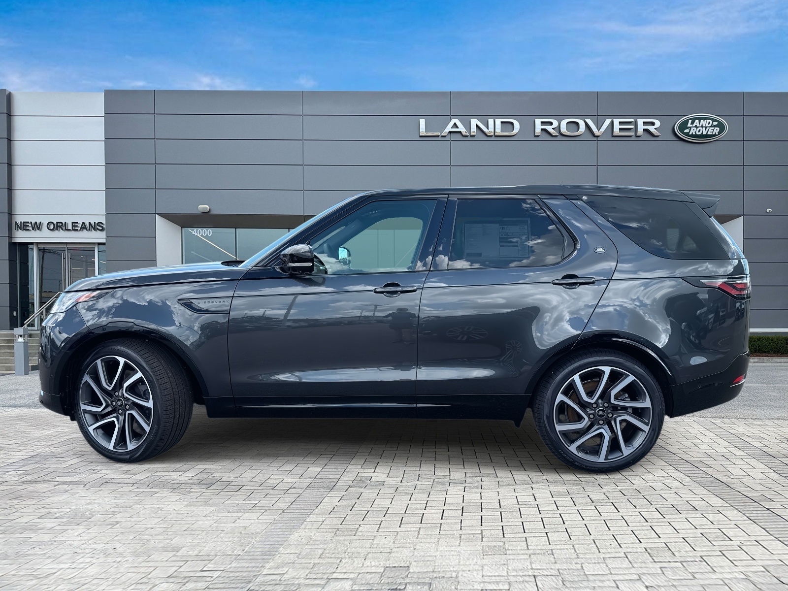 2025 Land Rover Discovery SE photo 2