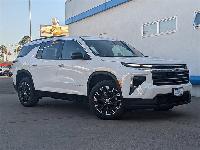 2025 Chevrolet Traverse photo 2