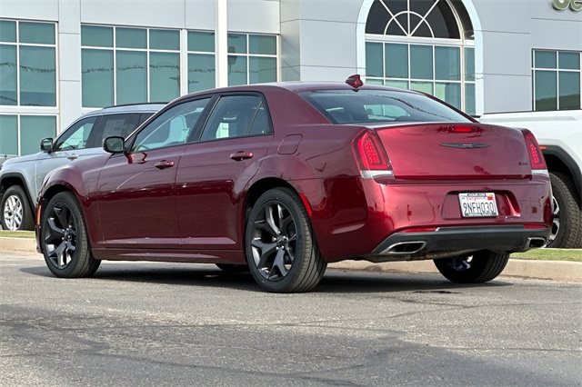 2023 Chrysler 300 Touring L photo 5