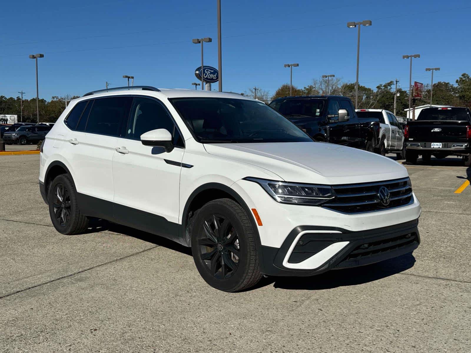 2024 Volkswagen Tiguan SE's photo