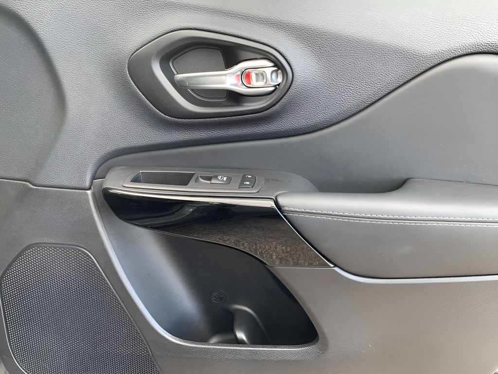2023 Jeep Cherokee Altitude photo 18