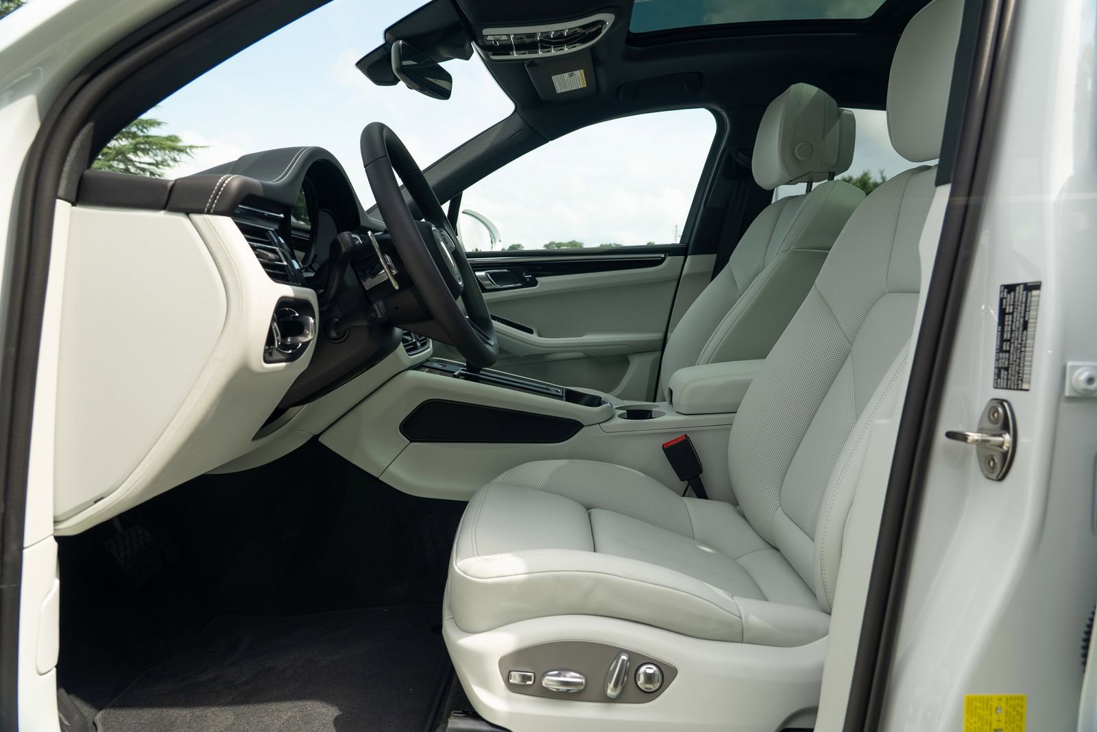 2025 Porsche Macan Base photo 25