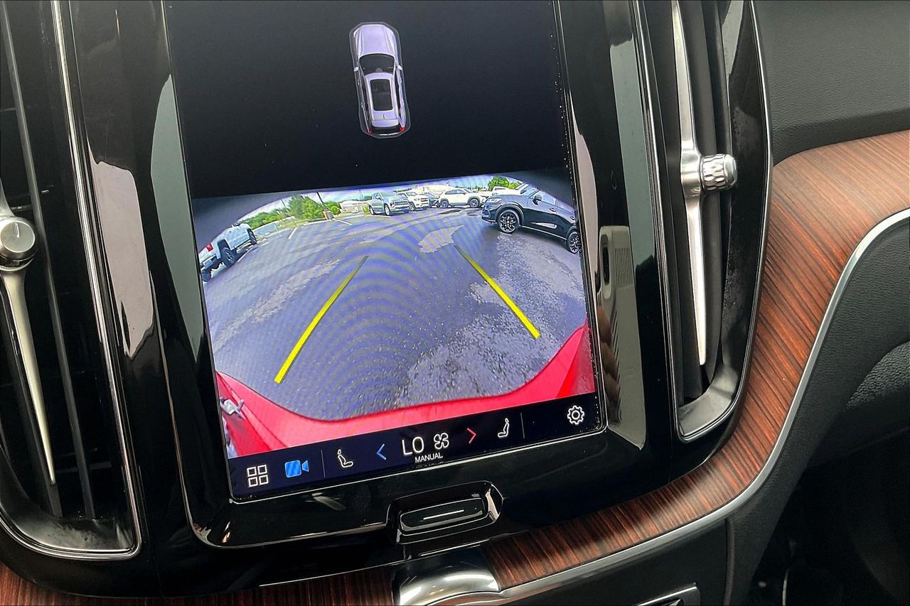 2023 Volvo XC60 B5 Plus photo 13