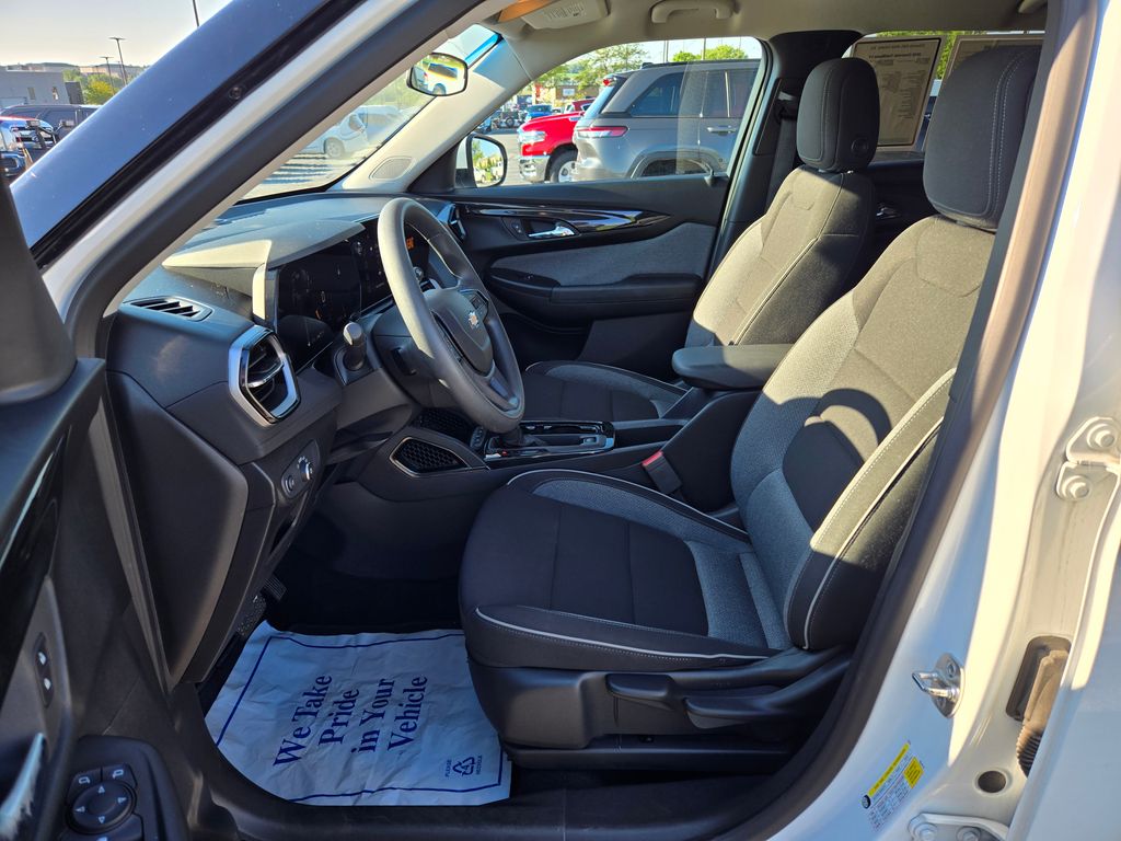 2025 Chevrolet Trailblazer LT photo 13