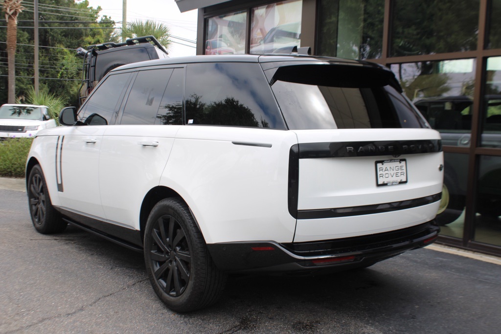 2023 Land Rover Range Rover SE photo 3