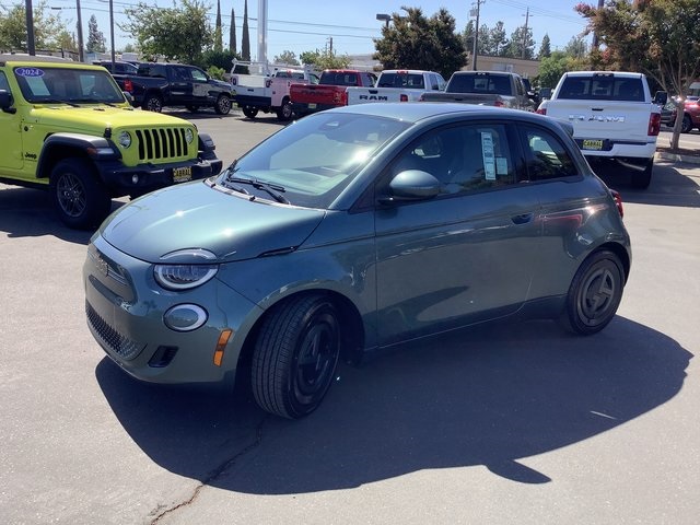 2025 Fiat 500e La Prima photo 4