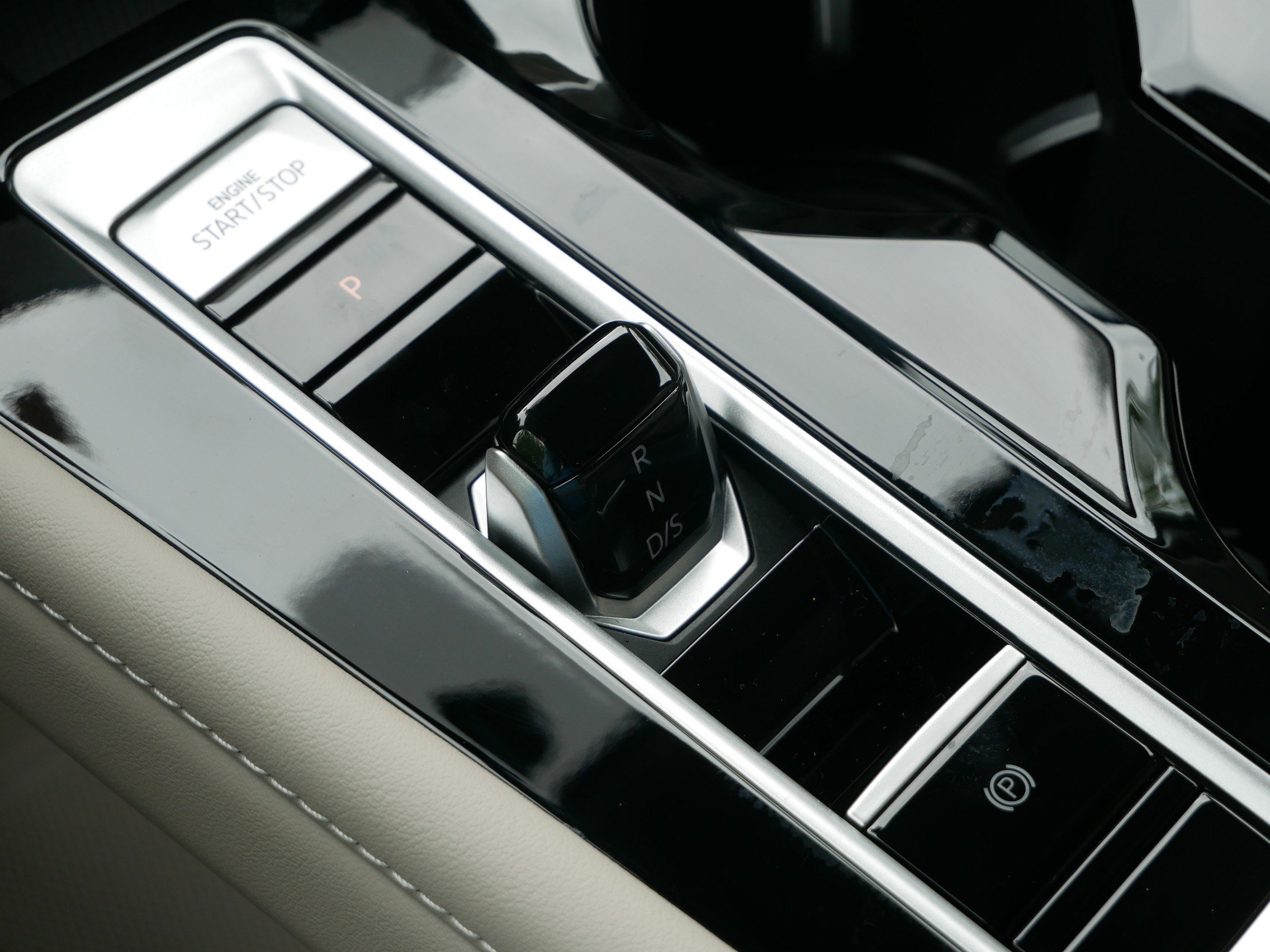 2025 Volkswagen Atlas SE Technology photo 11