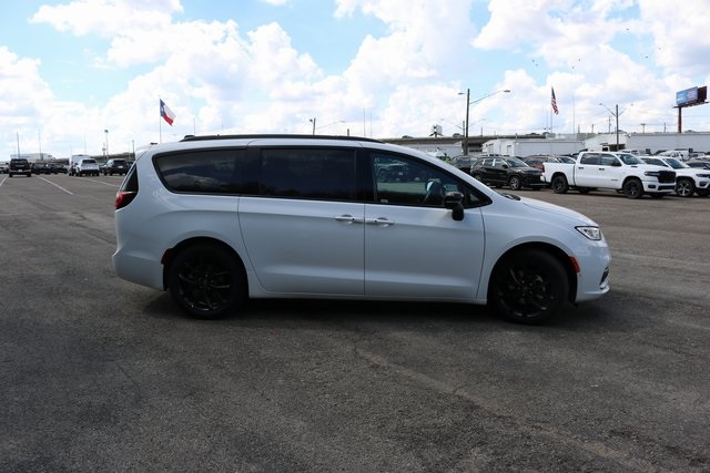 2026 Chrysler Pacifica Limited photo 2