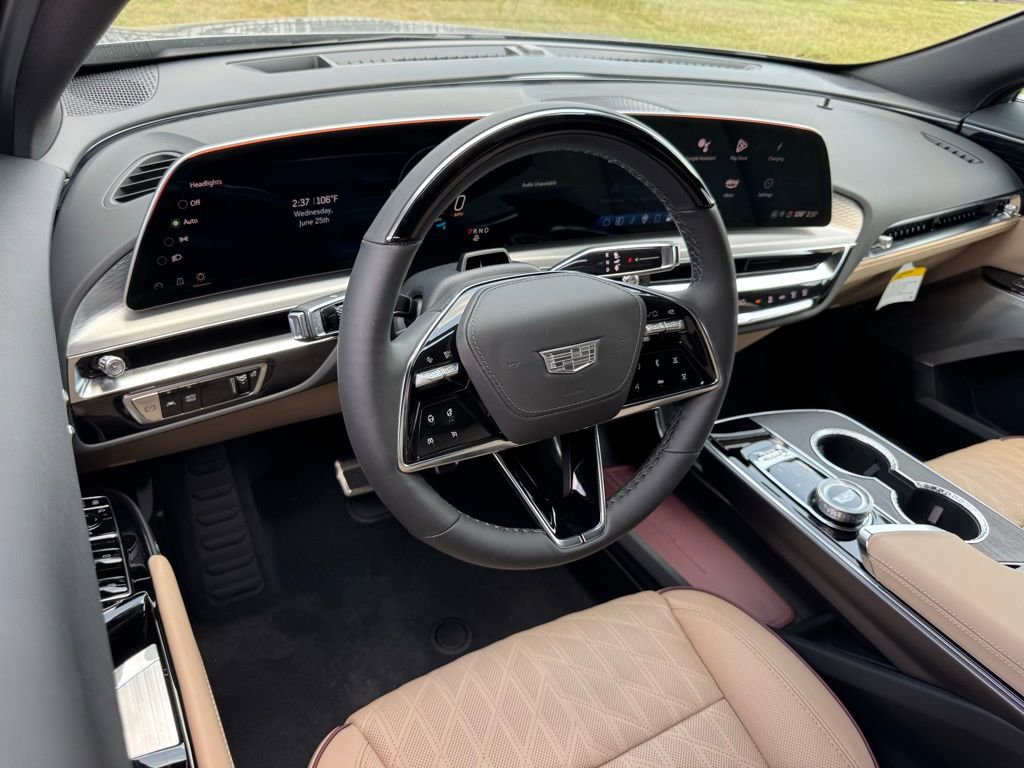 2025 Cadillac Lyriq Luxury photo 3