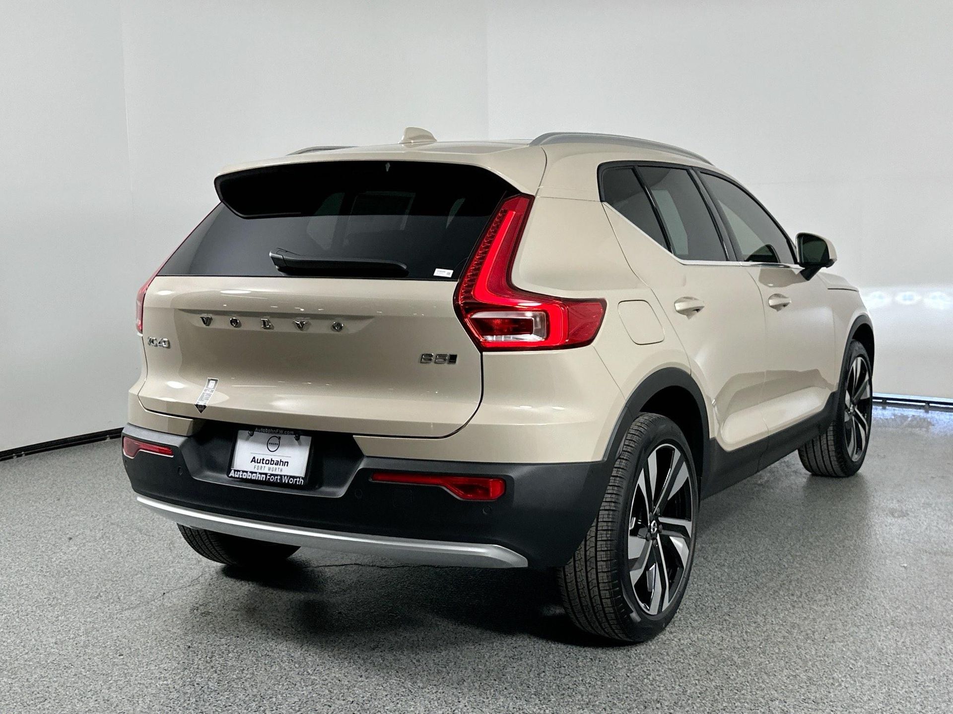 2025 Volvo XC40 AWD photo 4