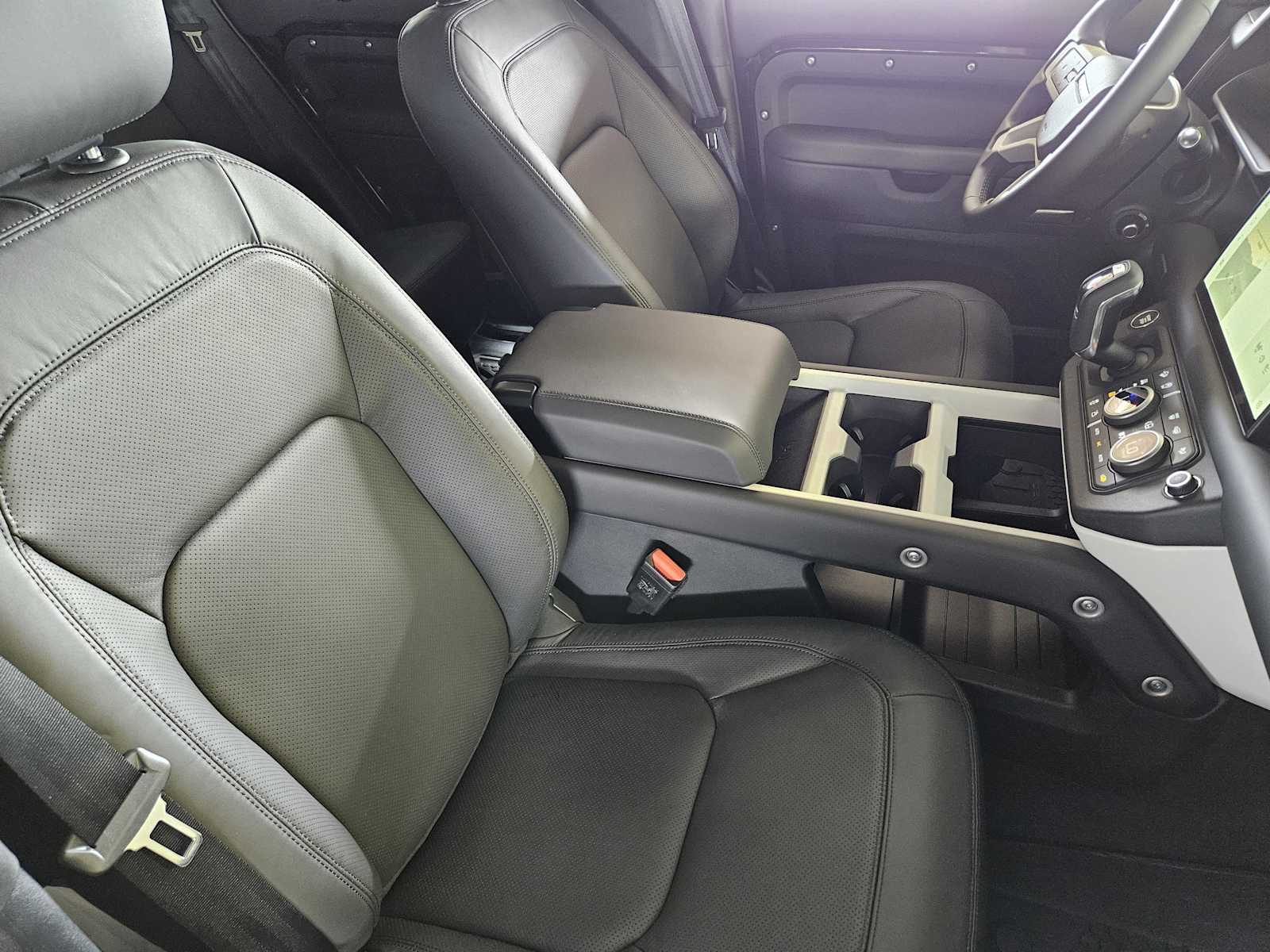 2025 Land Rover Defender 110 X-Dynamic SE photo 12