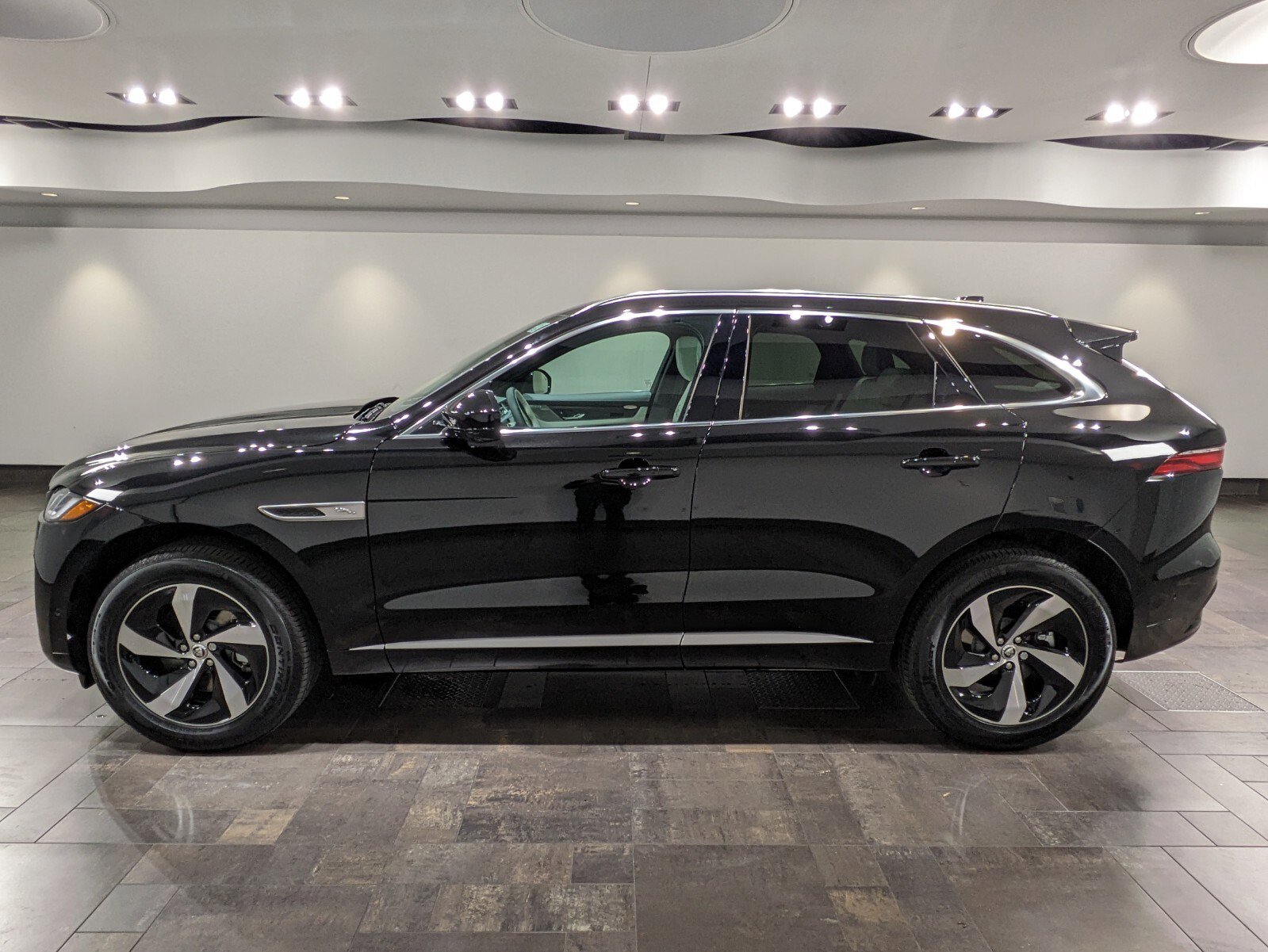 2025 Jaguar F-PACE R-Dynamic S P250 photo 3