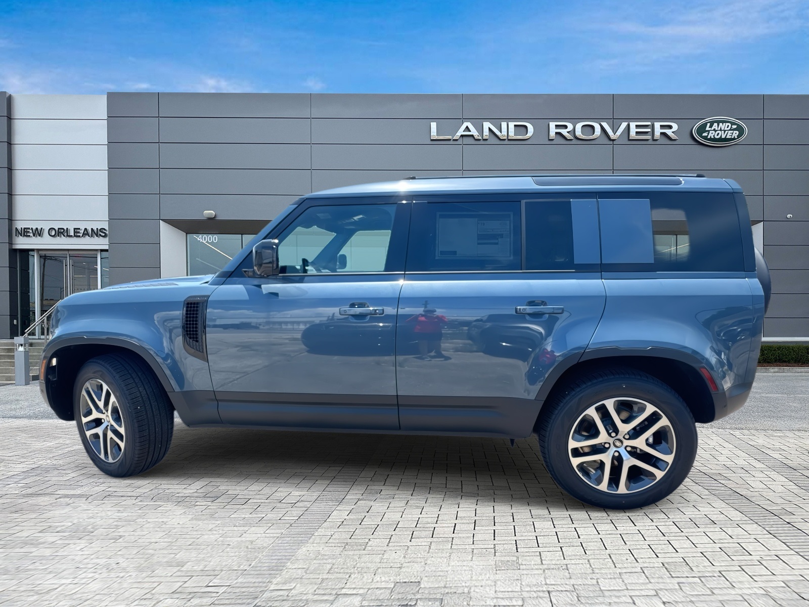 2025 Land Rover Defender 110 S photo 2