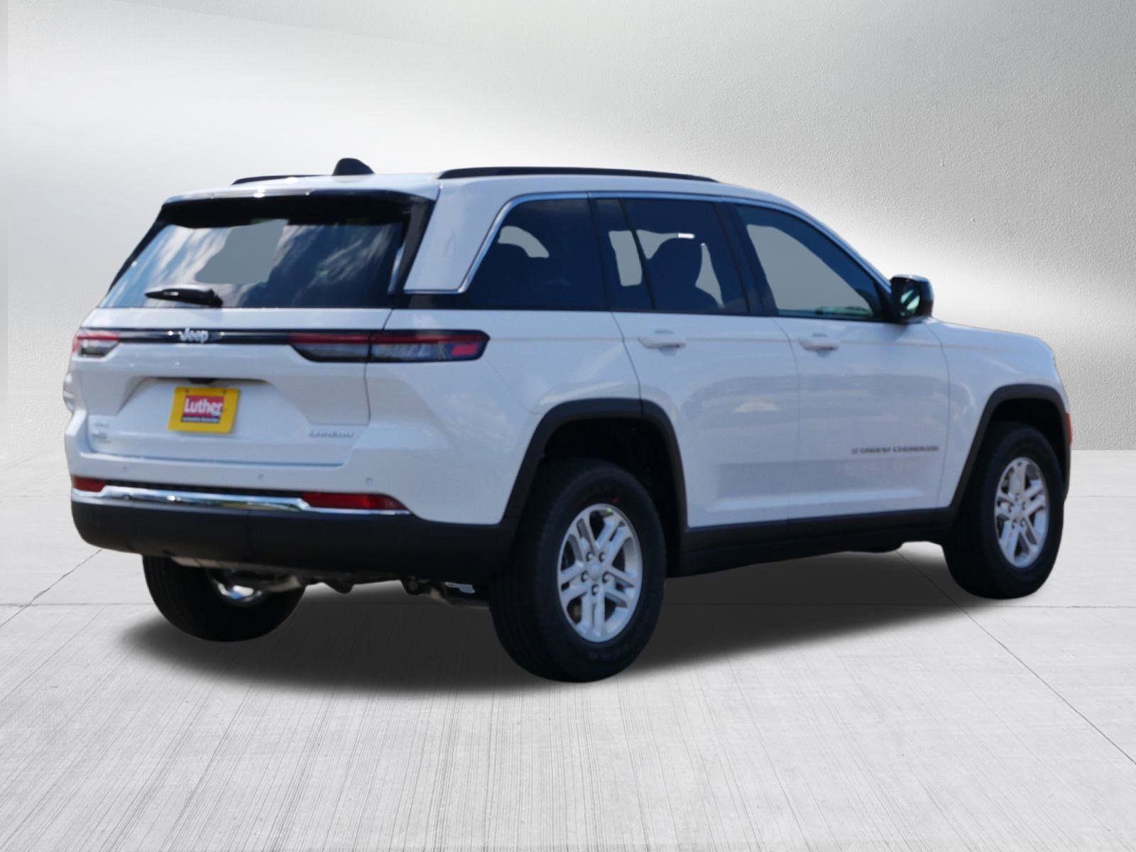 2025 Jeep Grand Cherokee Laredo photo 2