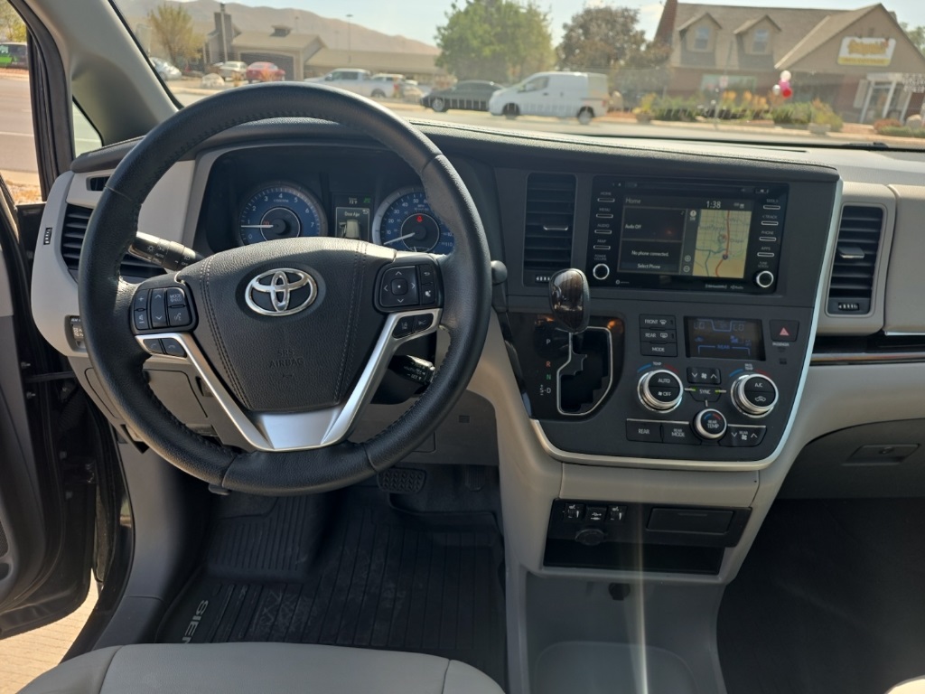 2020 Toyota Sienna XLE photo 13