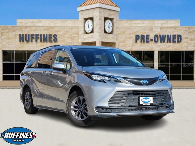 2022 Toyota Sienna LE's photo